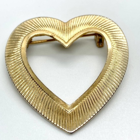 Gold Tone Ribbed Openwork Heart Wreath Brooch - Picture 2 of 5